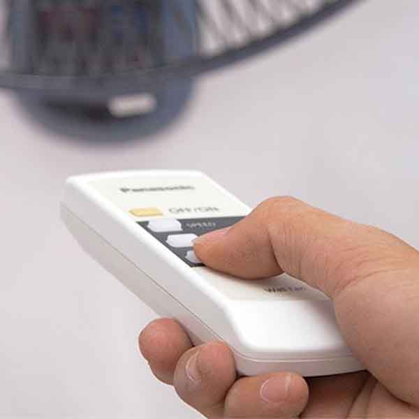 ava-quat-treo-tuong-panasonic-f-409m-co-dieu-khien-4